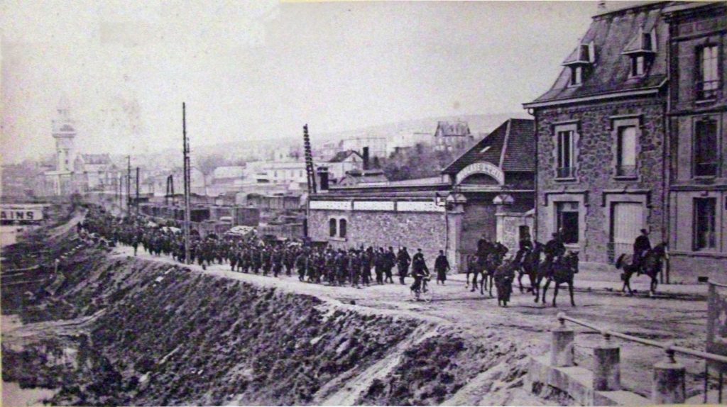Historisches Bild von Soldaten, die durch die Stadt Épernay ziehen