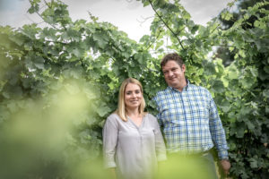 Winzerpaar Brigitte und Christian Edelmann auf ihrem Weingut im Carnuntum