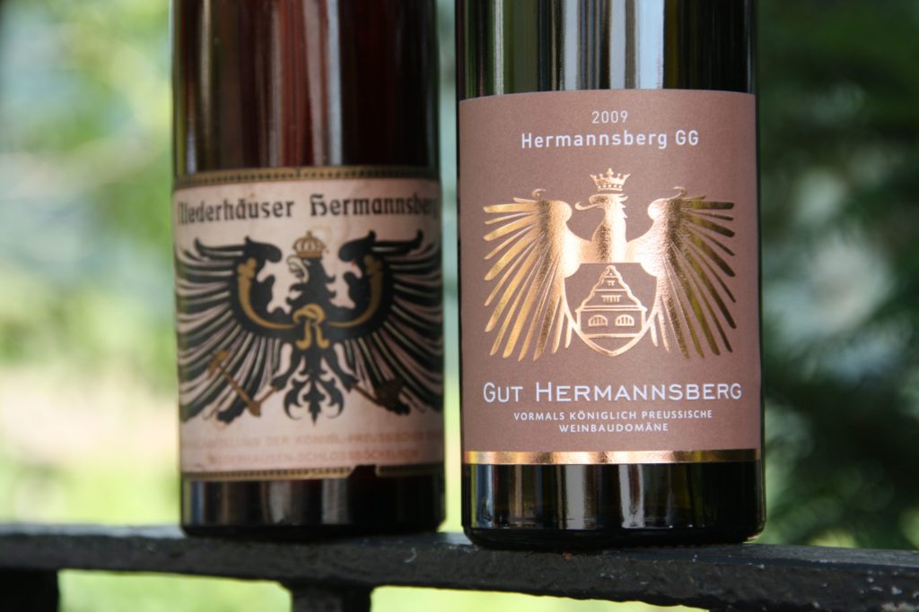 Unterschiedliche Etiketten der Rieslinge vom Gut Hermannsberg