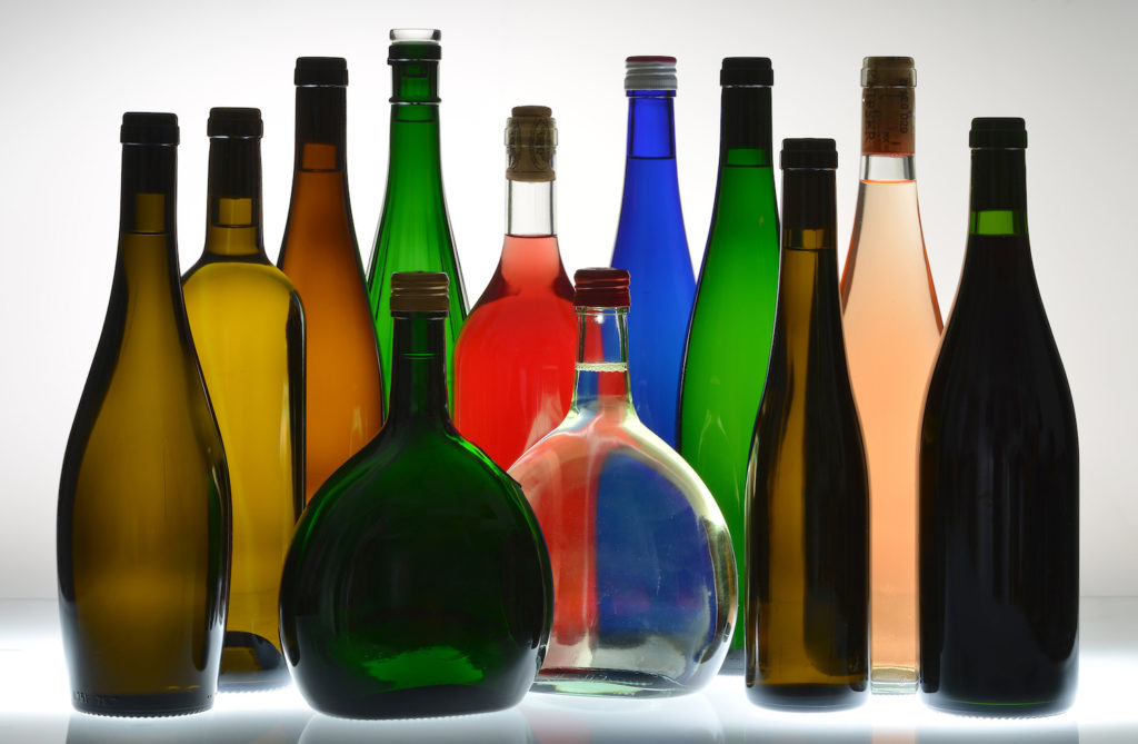 Viele unterschiedliche Flaschenformen für Wein auf einem Blick.