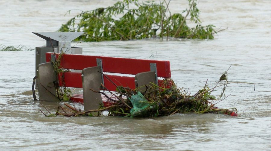 Überschwemmte Bank während der Hochwasserkatastrophe