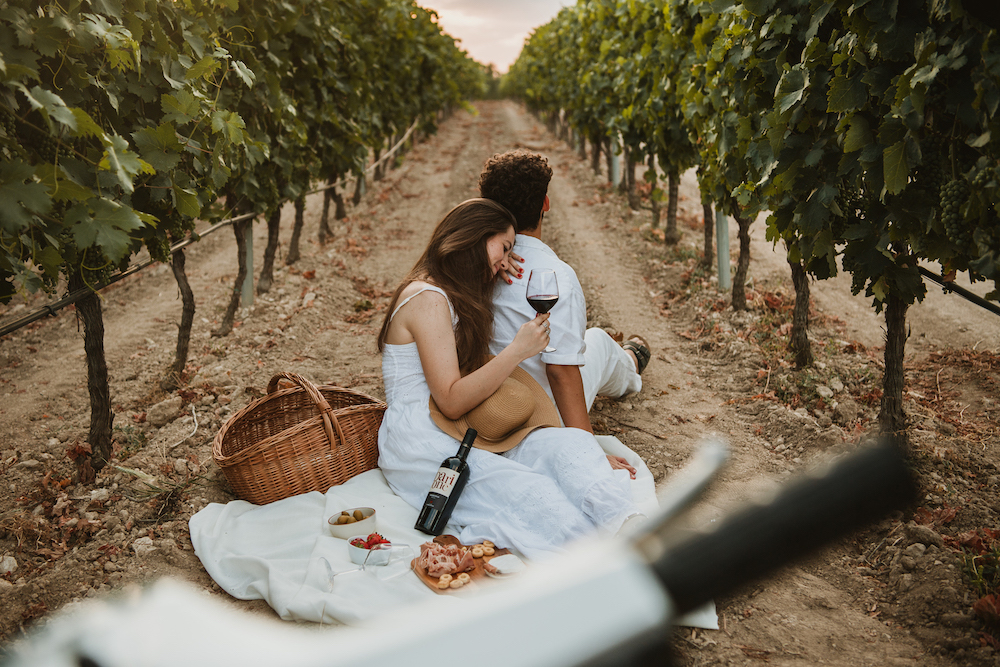 Paar macht ein Picknick in den Weingärten der Cantine Paradiso in Apulien