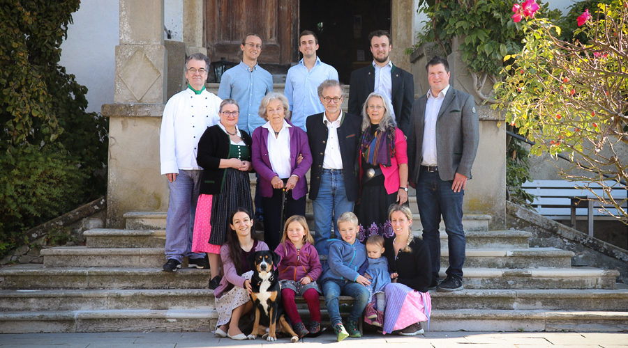 Alle Familienmitglieder vom Weingut Winkler-Hermaden vereint im Eingangsbereich von Schloss Kapfenstein