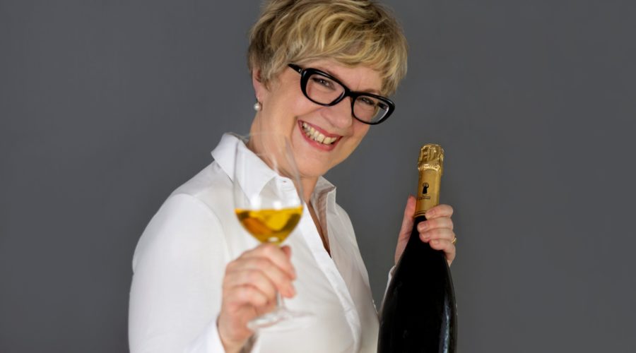 Sommelière und Schaumweinexpertin Gerhild Burkard mit einem Glas Champagner in der Hand
