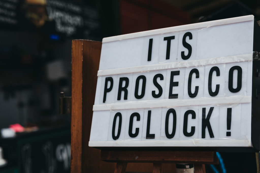 Schild mit Prosecco O'Clock - Schaumweinherstellung