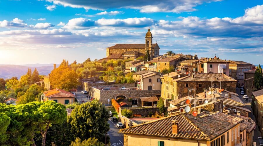 Blick auf die Stadt Montalcino in der italienischen Toskana