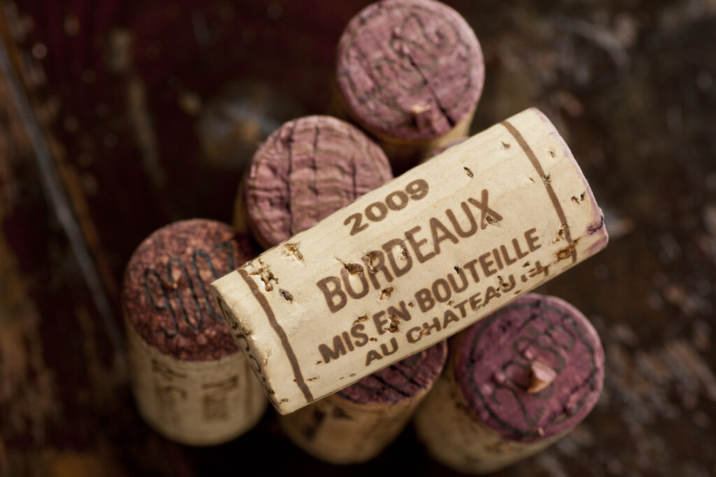 Mehrere Korken im Closeup, bei denen man die geschützte Ursprungsbezeichnung Bordeaux deutlich erkennen kann.