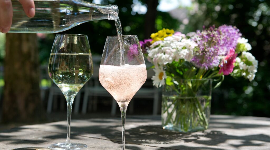 Weinschorle auf einem sommerlichen Gartentisch
