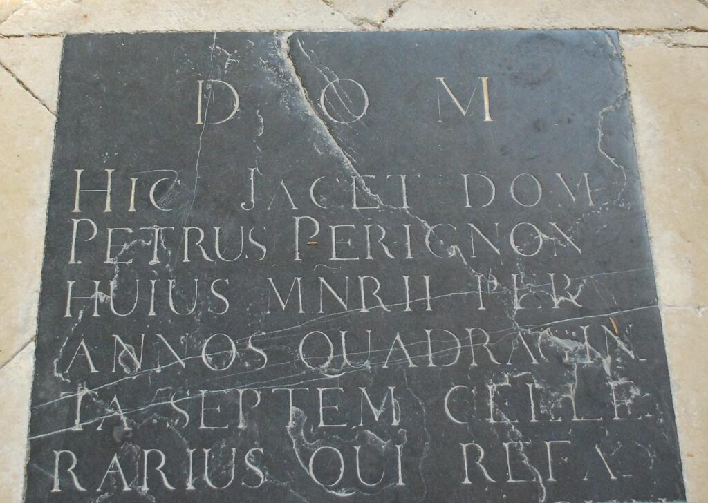 Grabplatte von Dom Perignon