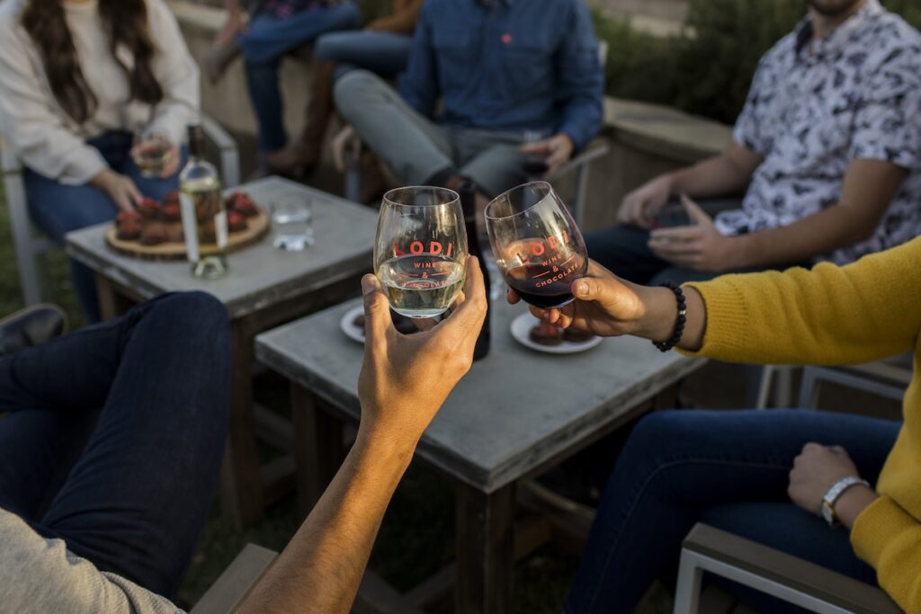 Gesellige Freundesrunde stößt mit kalifornischem Wein aus der Region Lodi an